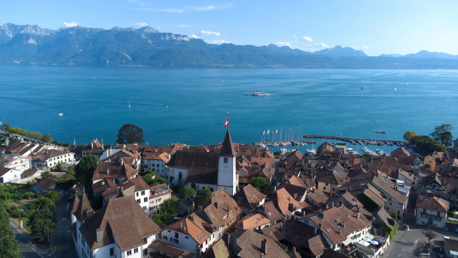 Vue aérienne de Lutry, de son bourg et du lac Léman